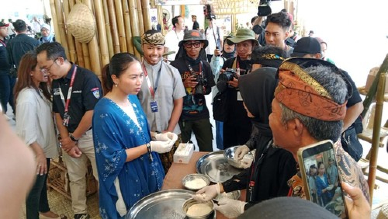 Wakil Menteri Pariwisata Ni Luh Enik Ermawati meninjau stand UMKM di even MotoGP Indonesia di Sirkuit Mandalika, Kabupaten Lombok Tengah, Nusa Tenggara Barat,
