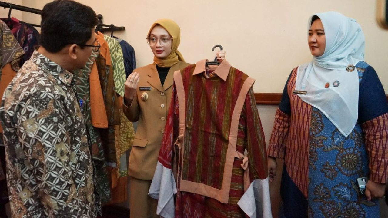 Kepala Kantor Perwakilan BI Kediri Yayat Cadarajat bersama Wali Kota Kediri