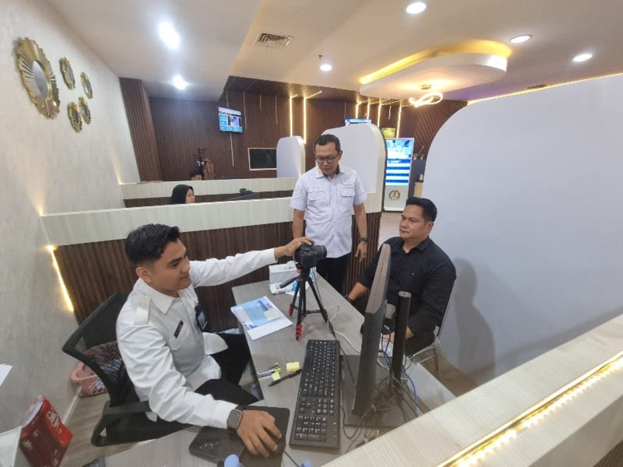 Kepala Kantor Imigrasi Kelas I TPI Tanjung Perak, I Gusti Bagus M Ibrahim saat memantau pengurusan paspor di Imigrasi Lounge Icon Mall Gresik