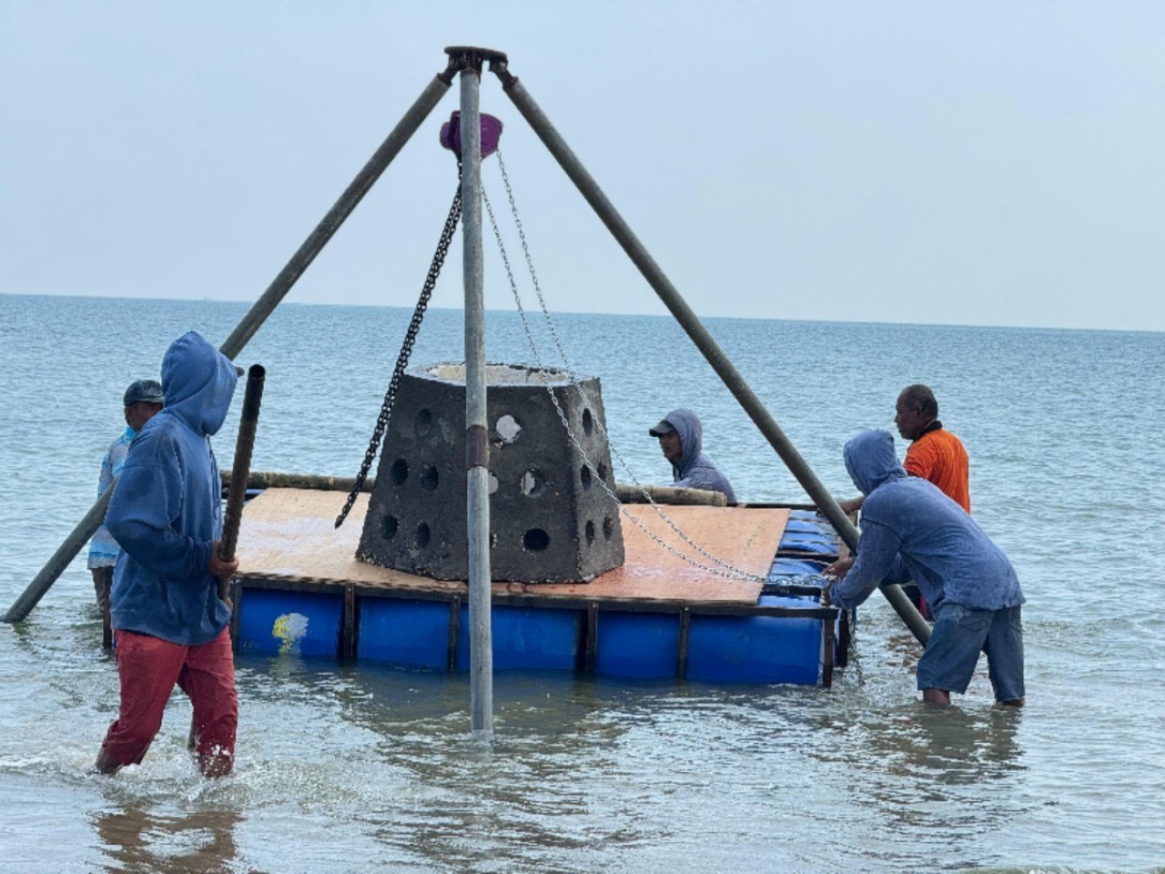Penanaman terumbu karang buatan di pantai telangoh Tanjung Bumi, Bangkalan Madura.