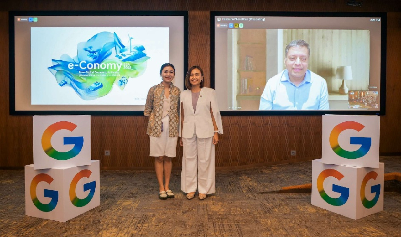 Partner Bain & Company, Aadarsh Baijal bersama Country Director Google Indonesia, Veronica Utami, saat ditemui di Jakarta.