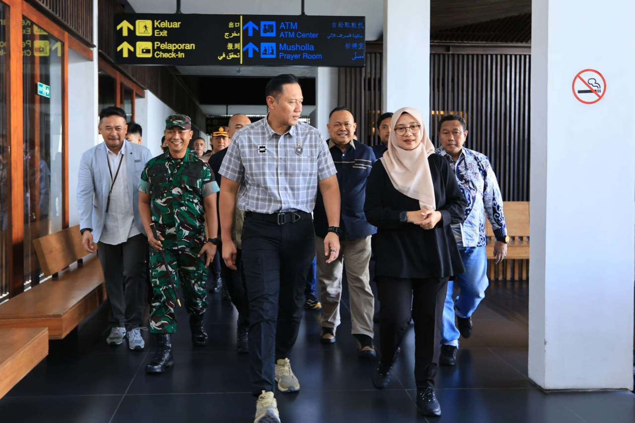 Menteri Koordinator Bidang Infrastruktur dan Pembangunan Kewilayahan (Menko Infra) RI, Agus Harimurti Yudhoyono (AHY) bersama Bupati Banyuwangi Ipuk Fiestiandiani