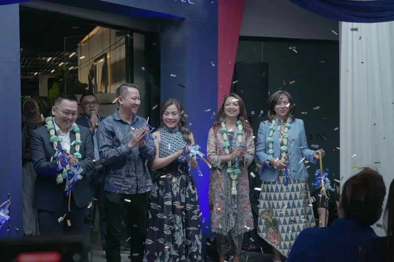 Presiden Direktur AXA Financial Indonesia Niharika Yadav saat meresmikan pembukaan kantor baru di Surabaya