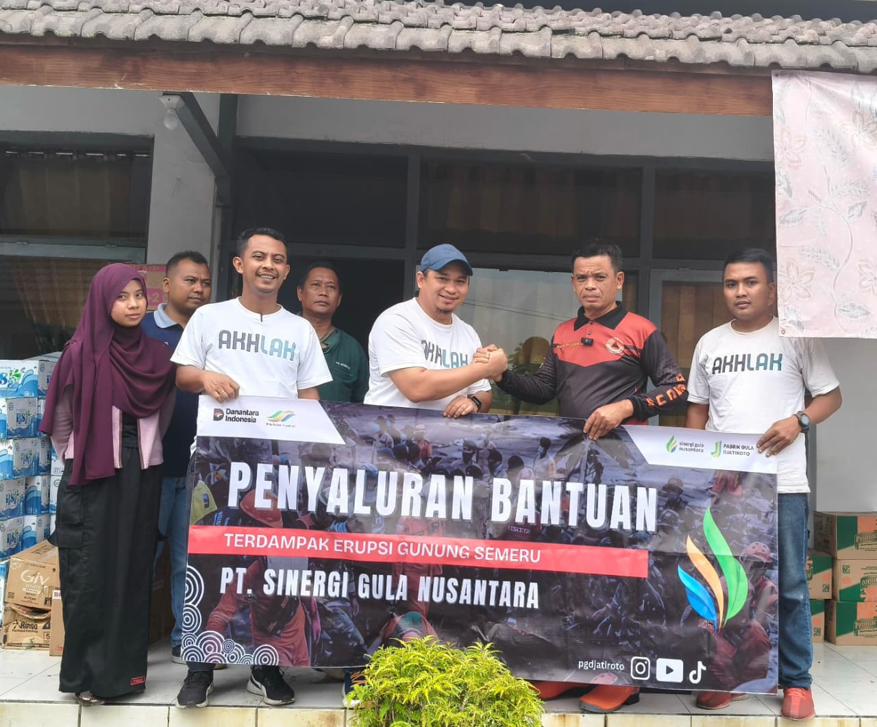 PT Sinergi Gula Nusantara (SGN) menyerahkan bantuan kepada warga terdampak Erupsi Gunung Semeru di Lumajang