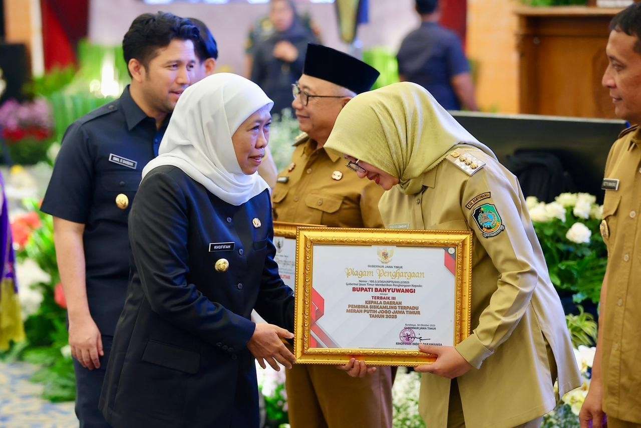 Penghargaan diserahkan Gubernur Jawa Timur Khofifah Indar Parawansa pada Rapat Koordinasi Forkopimda se-Jatim di Surabaya.