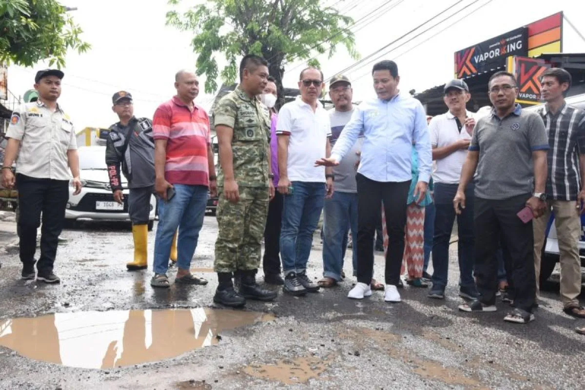 Bupati Sidoarjo Subandi saat meninjau ruas jalan di Desa Bluru Kidul, Kecamatan Sidoarjo, Kabupaten Sidoarjo,