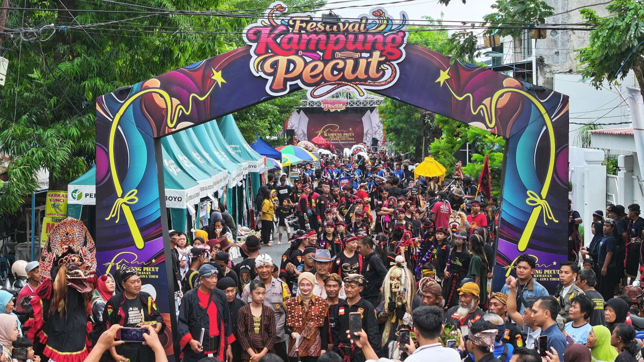 ali Kota Kediri, Vinanda Prameswati bersama masyarakat yang menghadiri Festival Kampung Pecut, di Kota Kediri