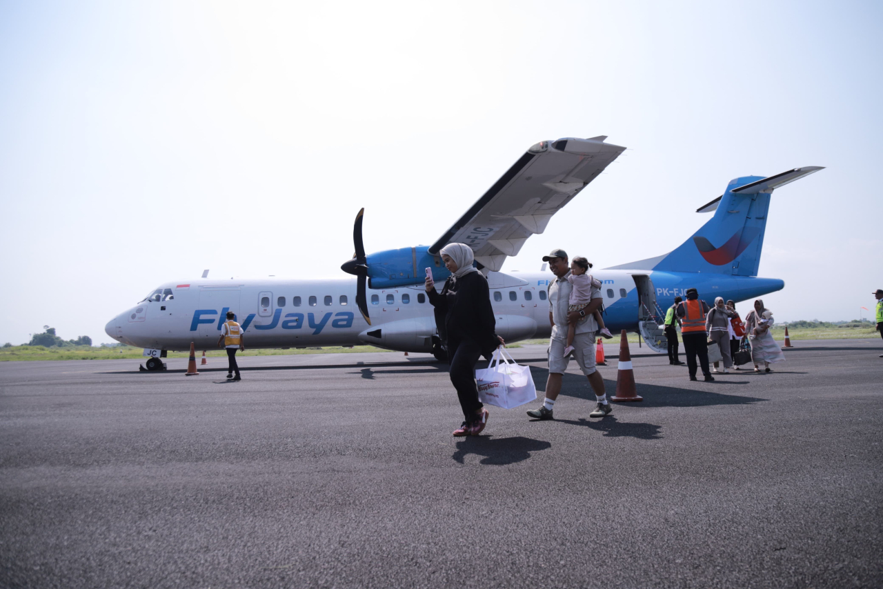 penerbangan dengan rute Jember-Jakarta di Bandara Notohadinegoro Kabupaten Jember
