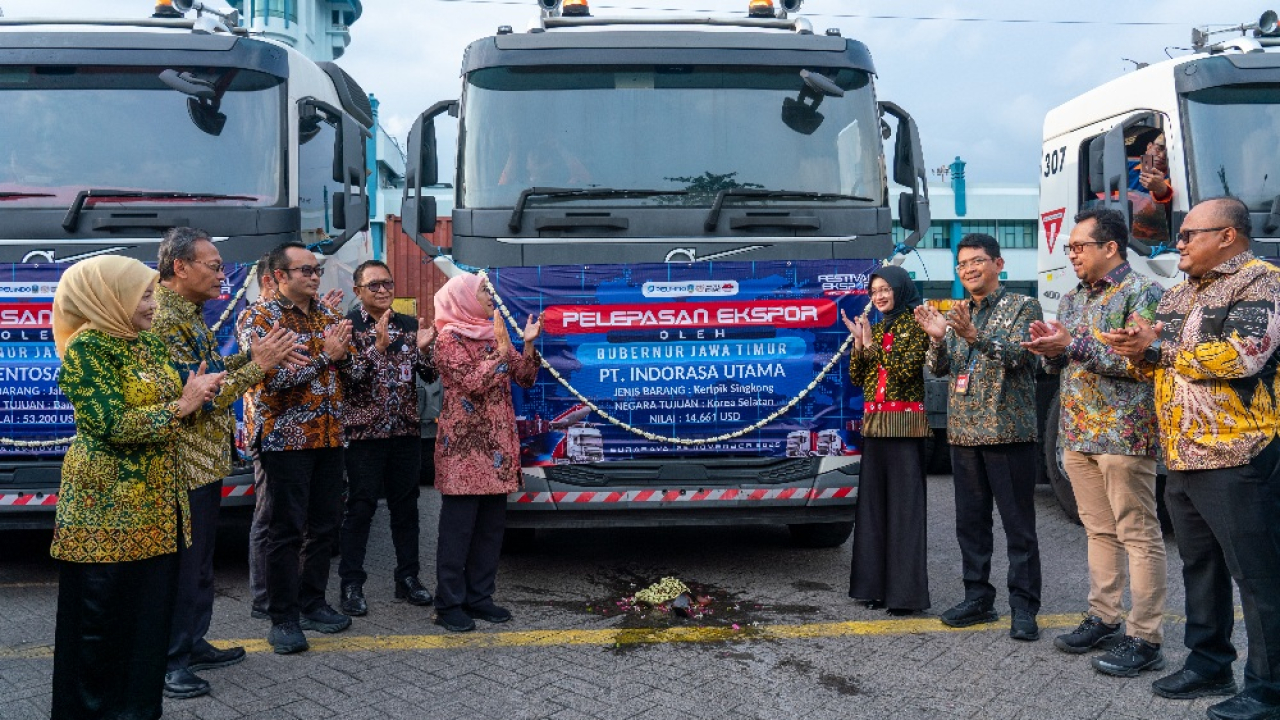 Gubernur Jawa Timur, Khofifah Indar Parawansa, secara resmi melepas enam truk produk ekspor IKM dan Desa Devisa Jatim senilai total USD 351,6 ribu atau setara Rp5,8 miliar. 