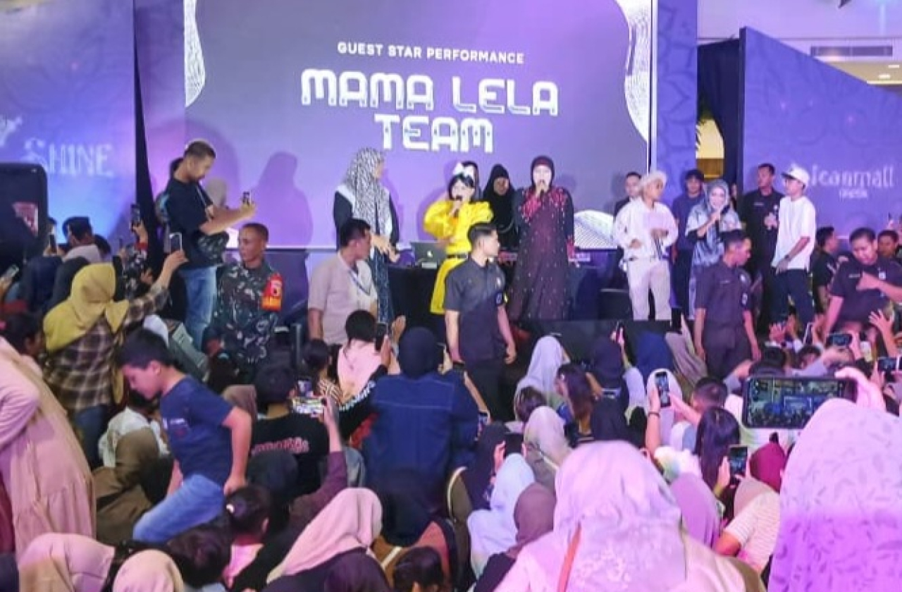 Mama Lela naik ke panggung dan menyapa warga Gresik dengan gaya khasnya yang kocak dan menghibur