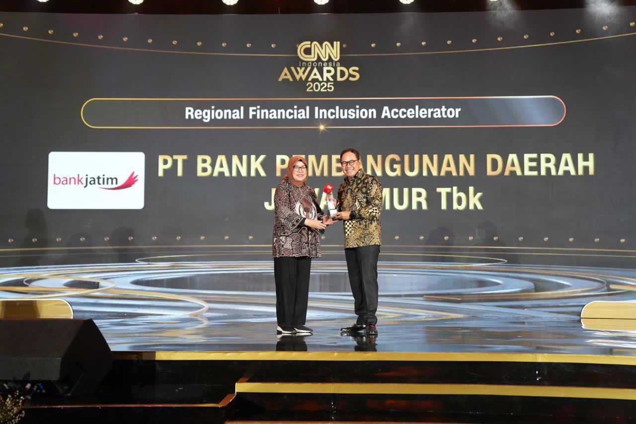 Penghargaan diserahkan oleh Direktur Utama CNN Indonesia Titin Rosmasari dan diterima oleh Direktur IT, Digital & Operasional Bank Jatim Wiweko Probojakti