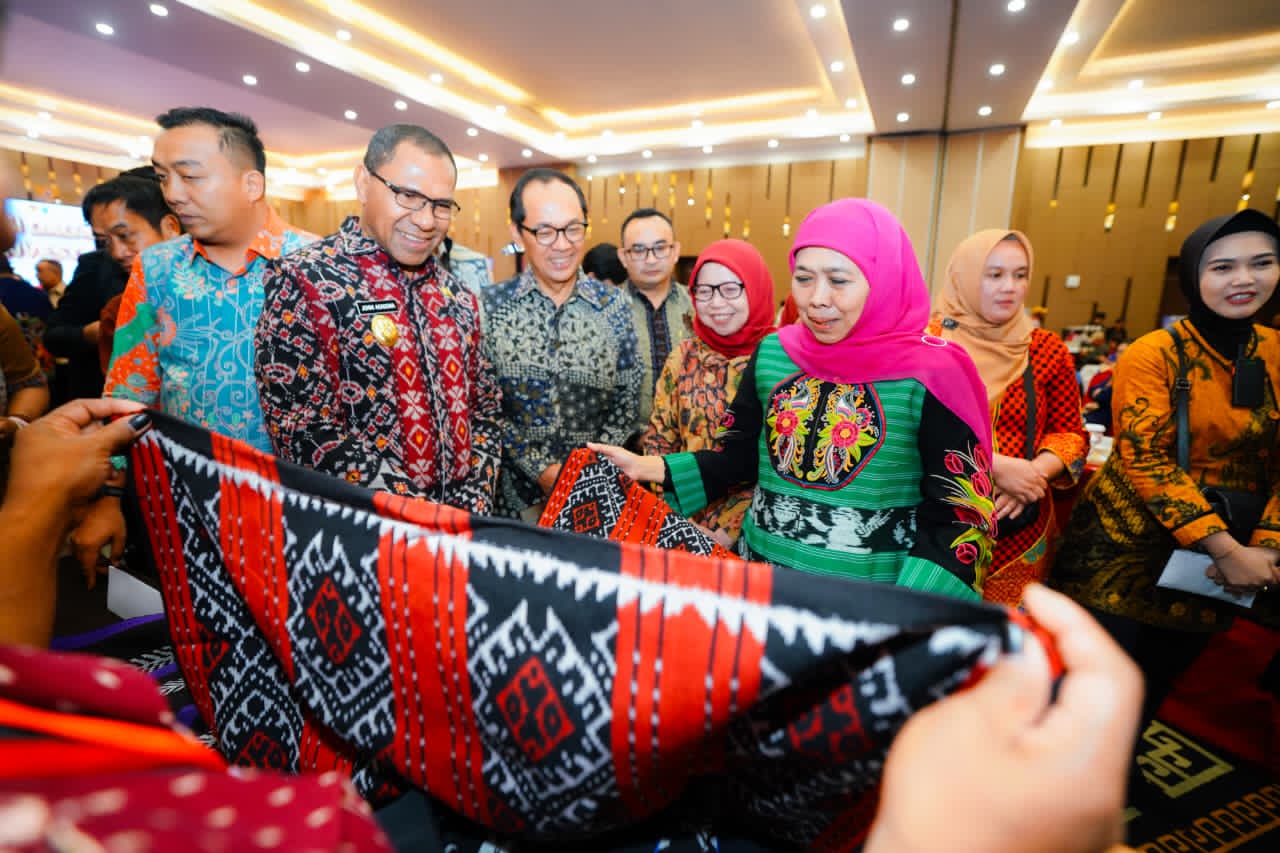 Gubernur Jawa Timur Khofifah Indar Parawansa memimpin langsung Misi Dagang dan Investasi Pemprov Jatim dan Pemprov Nusa Tenggara Timur (NTT) yang digelar di Hotel Aston Kupang