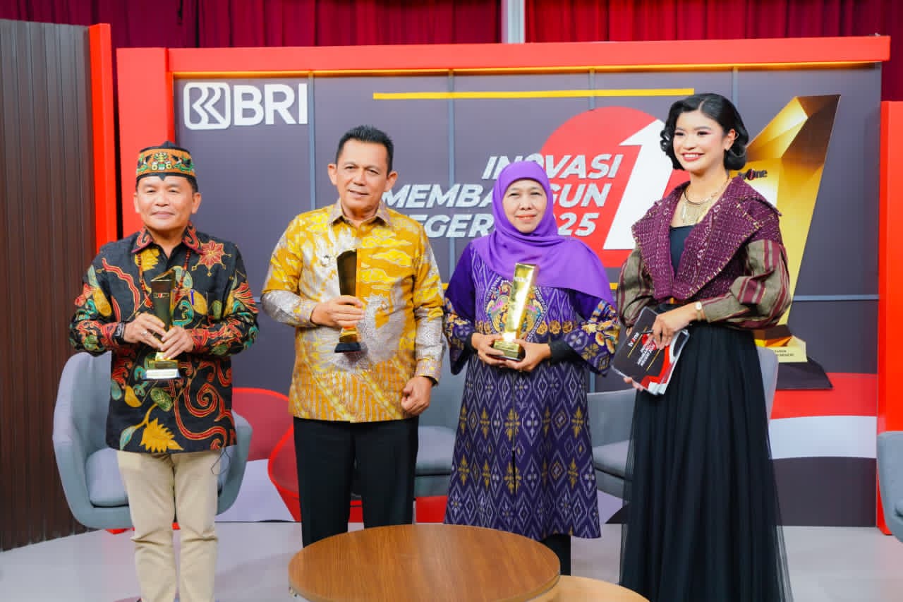Gubernur Khofifah meraih Penghargaan Inovasi Membangun Negeri 2025 Bidang Innovation Public Service dengan Subkategori Inovasi Transportasi Publik Berkelanjutan.