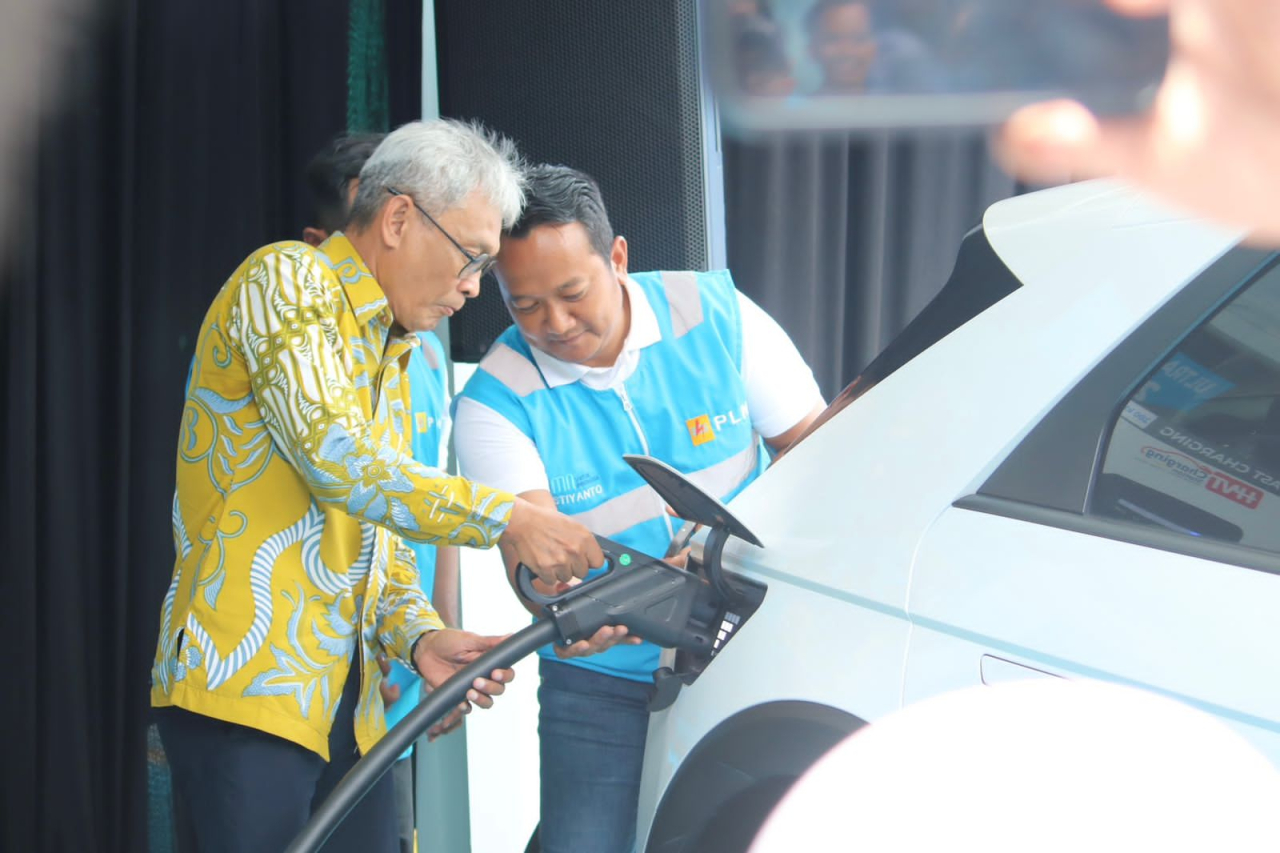 Asisten Sekretariat Daerah DIY Bidang Perekonomian dan Pembangunan, Tri Saktiyana (kiri), saat melakukan simulasi pengisian daya mobil listrik di SPKLU Center PLN UP3 Yogyakarta