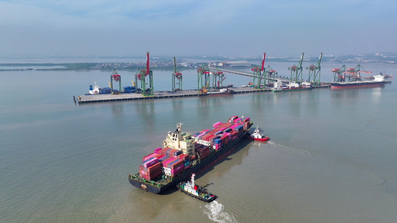 PT Terminal Teluk Lamong (TTL) menyambut kedatangan perdana (maiden voyage) MV Highway 357S/357N di dermaga internasional Terminal Petikemas Teluk Lamong