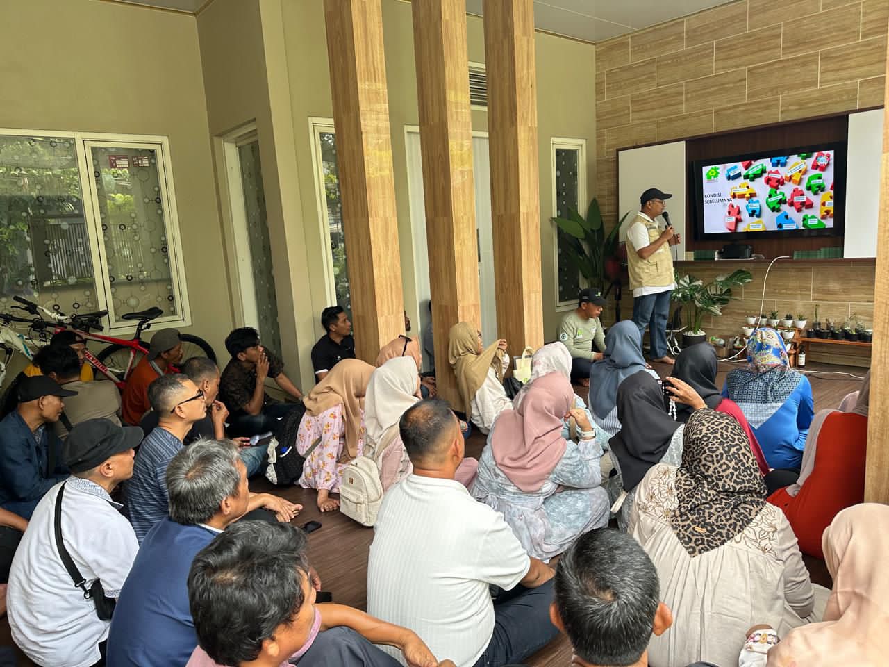 Rombongan dari Desa Sekarkurung, Kecamatan Kebomas, Kabupaten Gresik, mendapat penjelasan dari Edi Priyanto, pegiat lingkungan dari Kampung Edukasi Sampah Sekardangan Sidoarjo