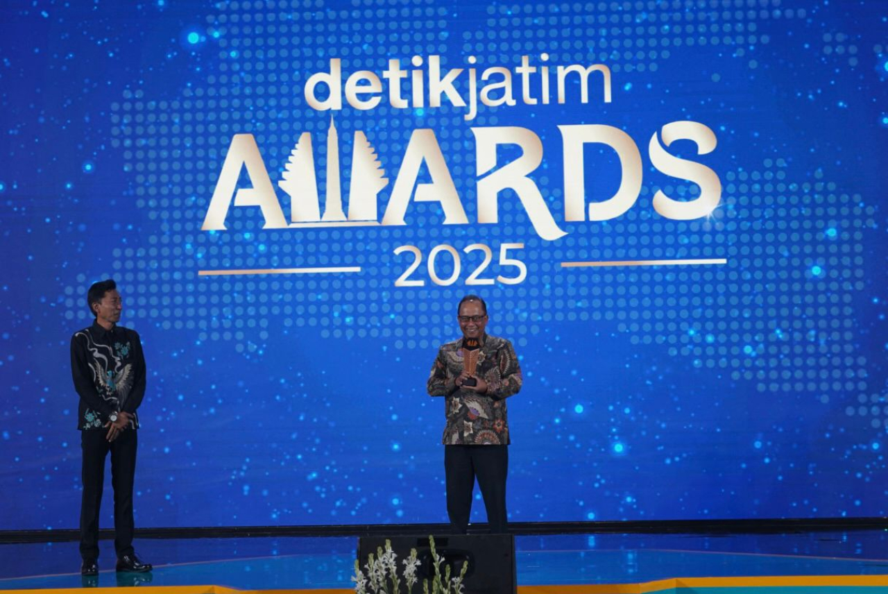 Penghargaan tersebut diterima oleh Direktur Bisnis Menengah, Korporasi & Jaringan Bank Jatim Arif Suhirman