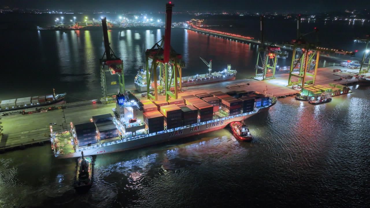 PT Terminal Teluk Lamong (TTL) mencatat kenaikan arus petikemas sebesar 6,5%, dari 1.559.137 Teus di tahun 2024 menjadi 1.659.688Teus di tahun 2025.