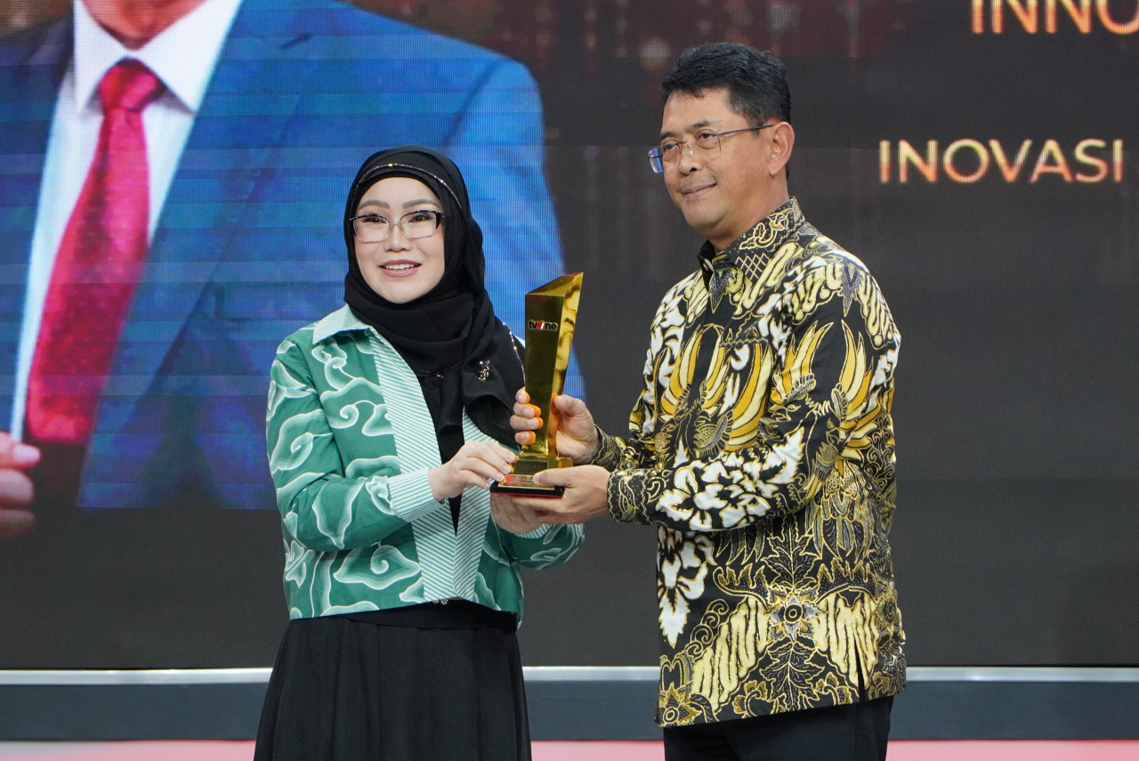 Penghargaan tersebut diserahkan oleh Direktur Business Marketing & Programming TvOne Maria Goretti Limi dan diterima langsung oleh Direktur Utama Bank Jatim Winardi Legowo.