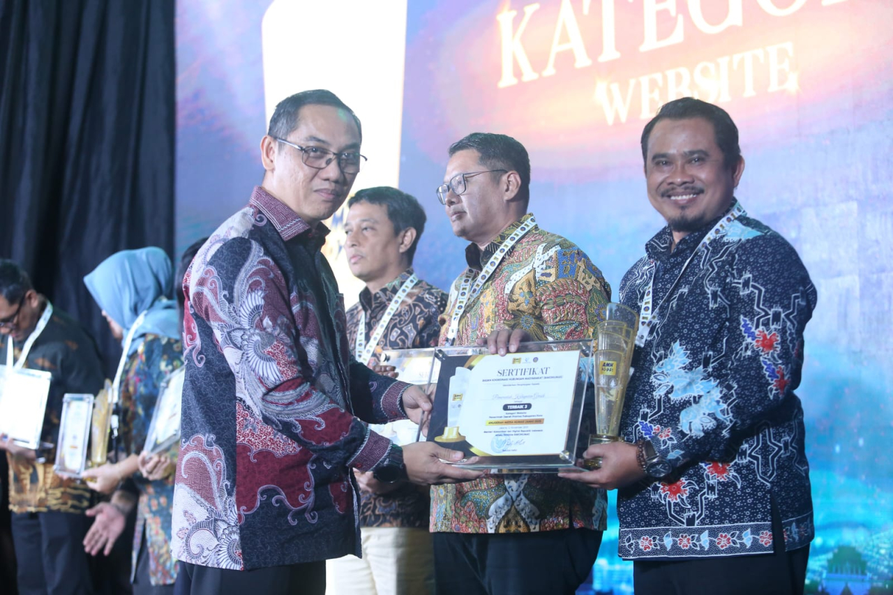 Pemkab Gresik berhasil meraih peringkat terbaik III Anugerah Media Humas (AMH) 2025 pada kategori Website Pemerintah Daerah.