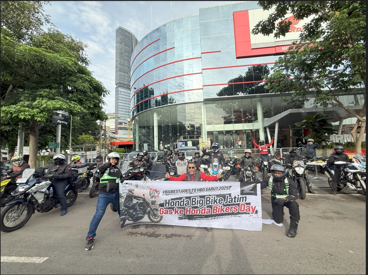 Sebanyak 25 konsumen dan anggota komunitas Big Bike Honda berangkat dari Big Bike Showroom MPM Honda Jatim di Surabaya.
