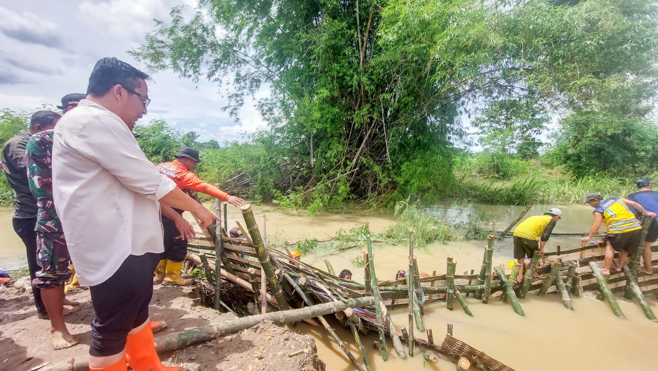 Wakil Bupati Gresik, Asluchul Alif, meninjau langsung lokasi banjir di Desa Glindah, Kecamatan Kedamean