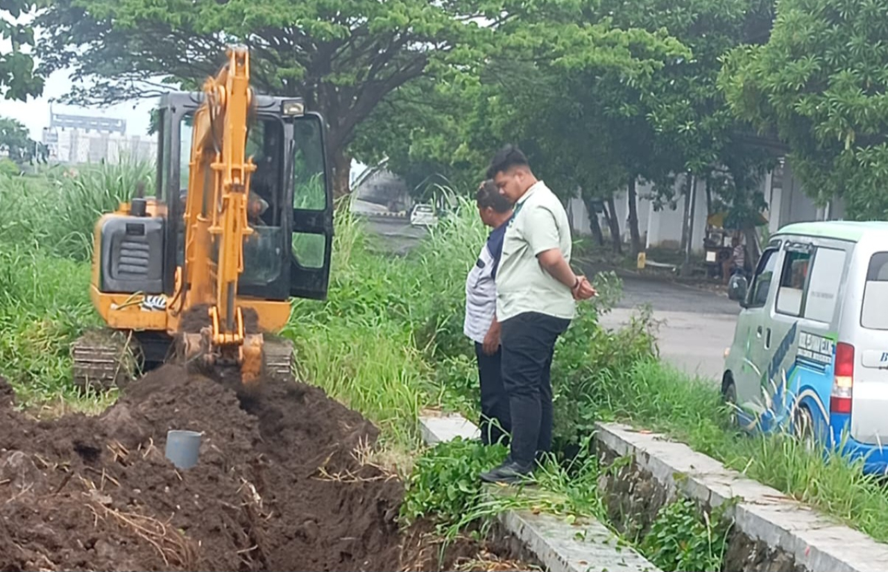 Perumda Delta Tirta Sidoarjo mulai membangun Jaringan Distribusi Utama (JDU) dari booster Pondok Candra menuju Tambak Oso Waru, sejak 12 November 2025.