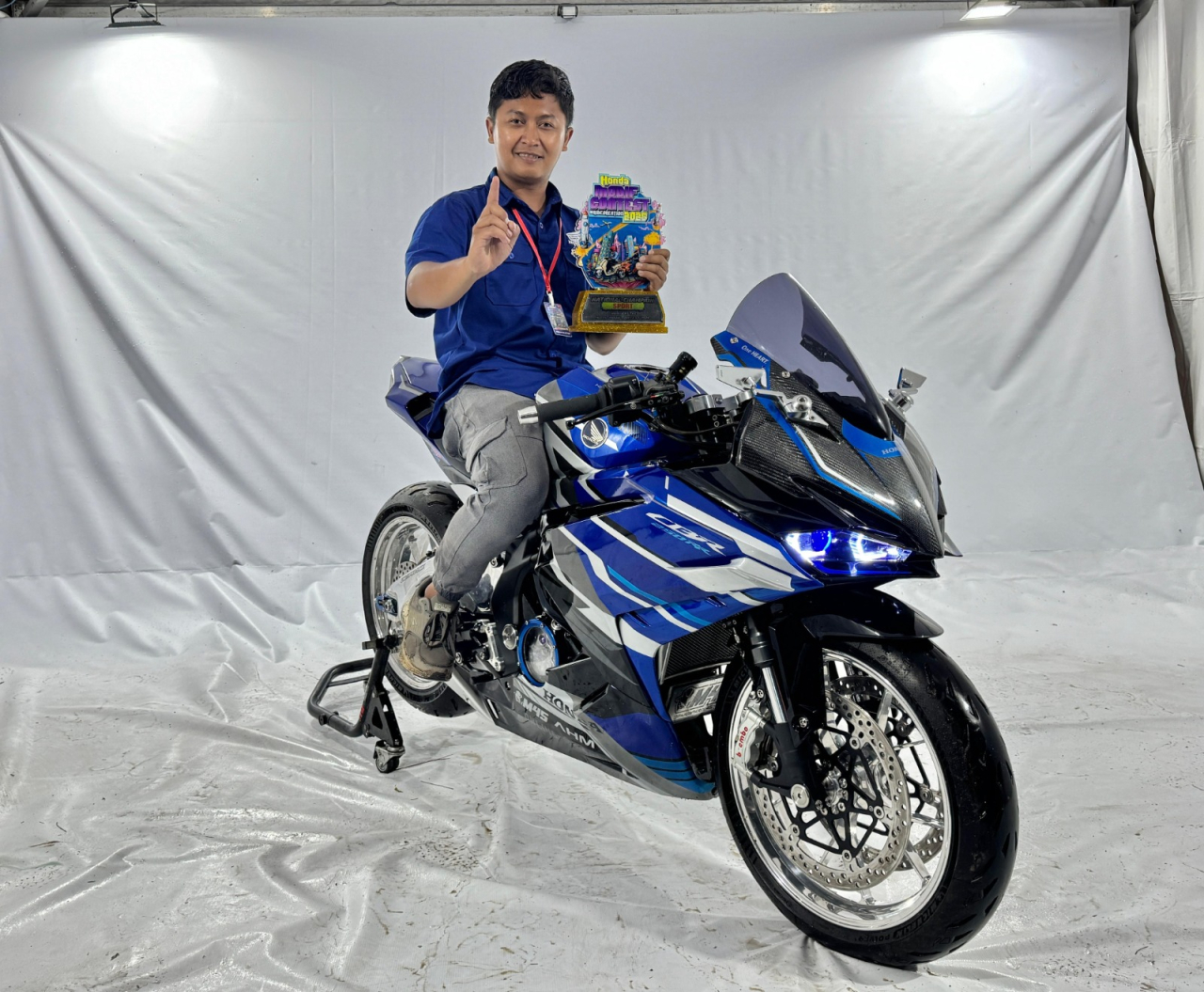 Dengan modifikasi Honda CBR250RR yang tampil agresif, presisi, dan tetap mempertahankan karakter sport Honda, Fakhrudin berhasil meraih predikat National Champion Sport