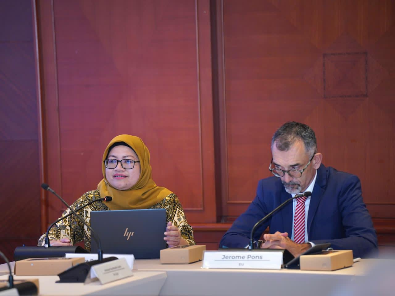 Executive Vice President Keuangan Korporat PLN Maya Rani Puspita (kiri) menyampaikan apresiasi atas dukungan pembiayaan dan kerja sama teknis dari Uni Eropa, KfW, dan PT SMI
