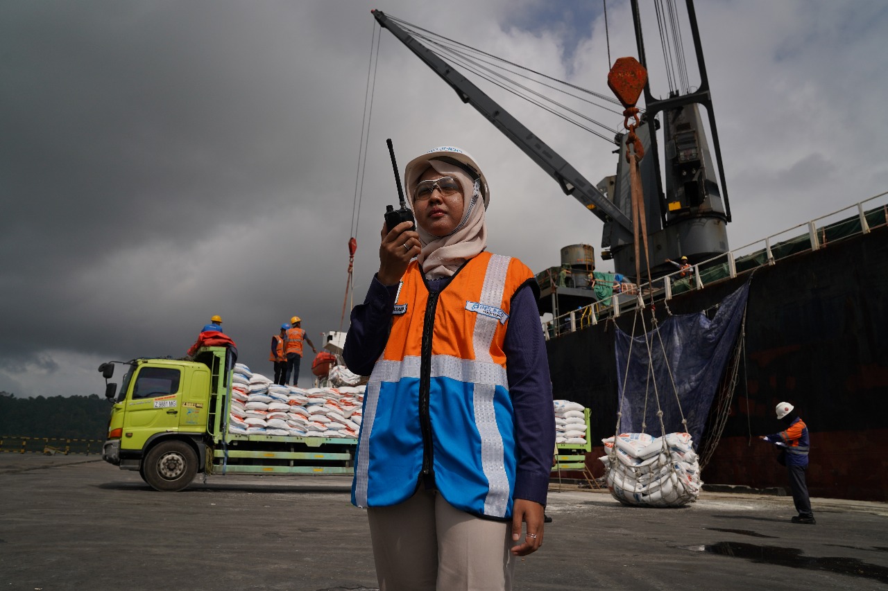 PT Pelindo Multi Terminal (SPMT), Subholding PT Pelabuhan Indonesia (Persero) yang bergerak di bidang operasional terminal nonpetikemas, terus meningkatkan kewaspadaan dan kesiapsiagaan operasional di seluruh terminal