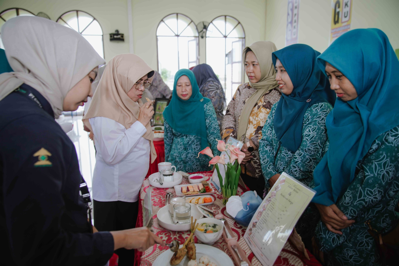 Para peserta juga mengikuti penjurian lomba kreasi MPASI yang sedang dinilai oleh para Juri.