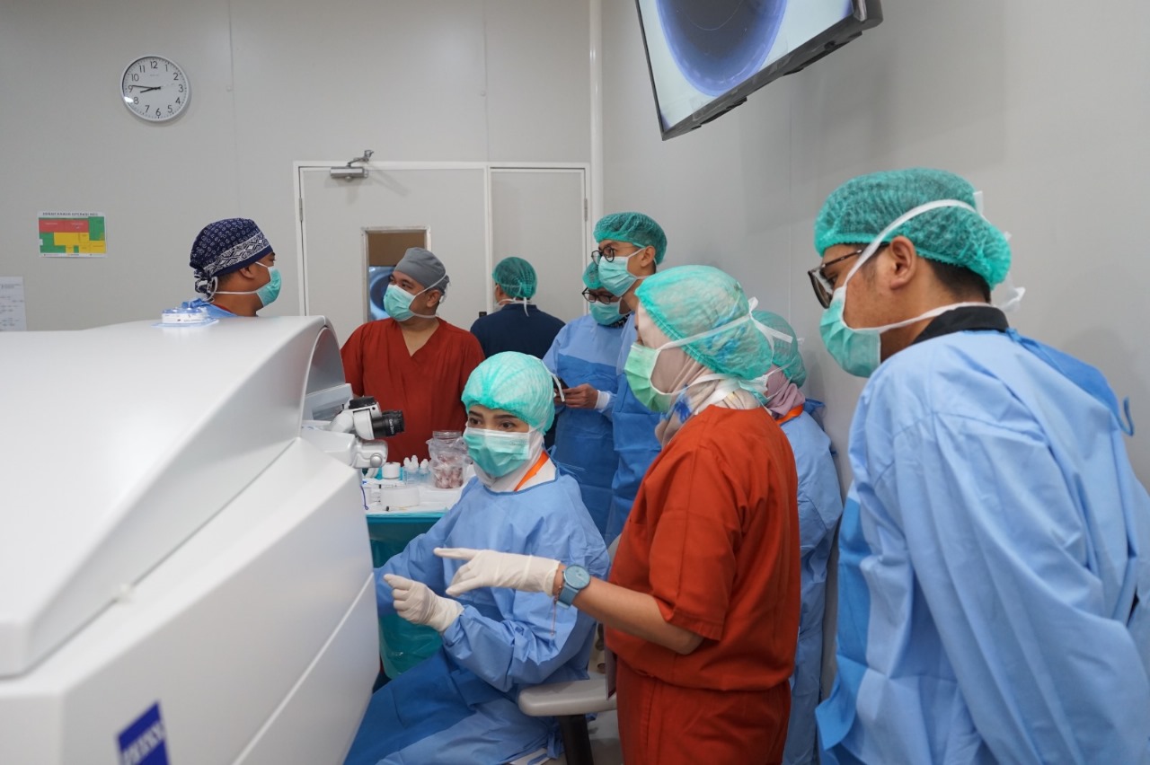 Wetlab: Demonstrasi LASIK oleh dr. Sheetal Brar (India) yang disimak langsung oleh para peserta.