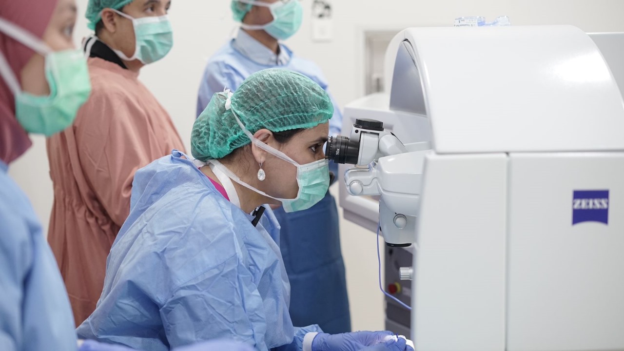 Wetlab: Demonstrasi LASIK oleh dr. Sheetal Brar (India) yang disimak langsung oleh para peserta.