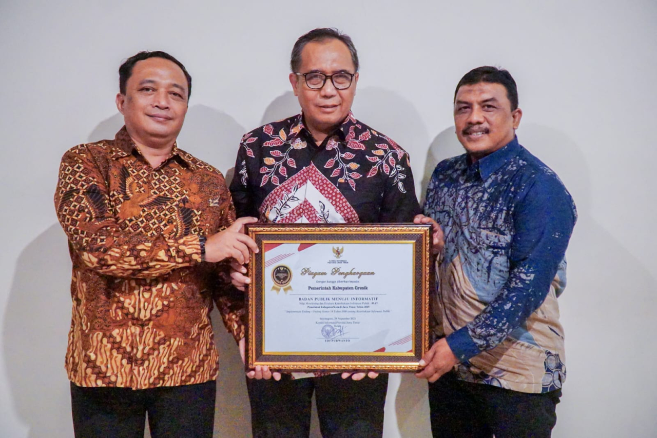 Penghargaan tersebut diterima langsung oleh Sekretaris Daerah Kabupaten Gresik, Achmad Washil Miftahurrahman.