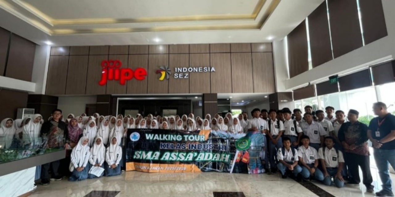 Rombongan pelajar SMA Assadah disambut oleh Manajer Community Development (Comdev) JIIPE, Yudi Darjanto