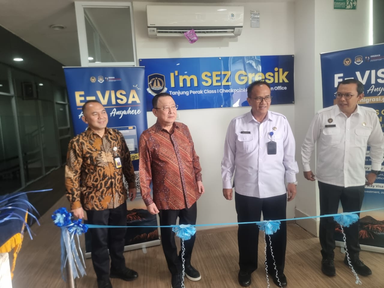 Dari kiri Ibnu Sina, Kepala Administrator KEK JIIPE, Bambang Soetiono, Dirut BKMS, Novianto, Kakanwil Ditjen Imigrasi Jatim serta Gusti Bagus, Kanim Tanjung perak saat peresmian
