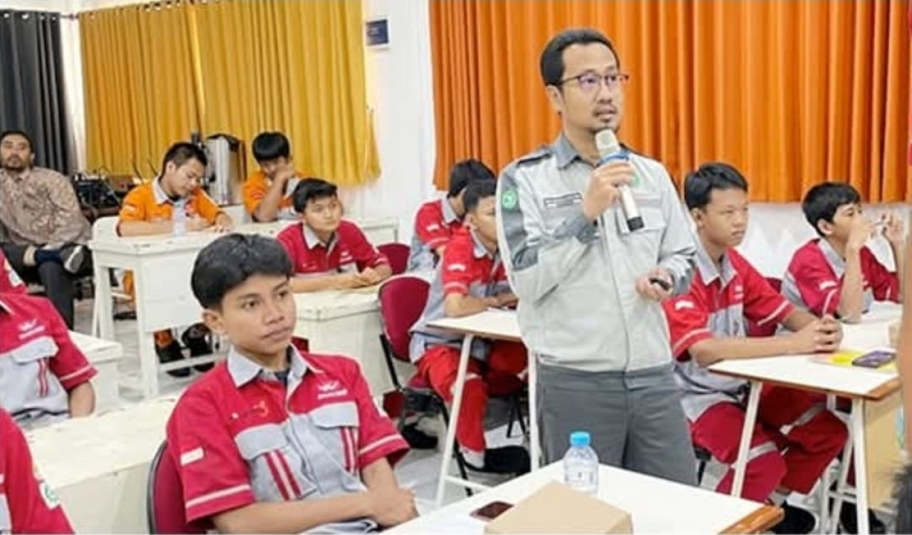 Pemateri profesional PT Smelting menyampaikan paparannya kepada siswa SMK Semen Gresik