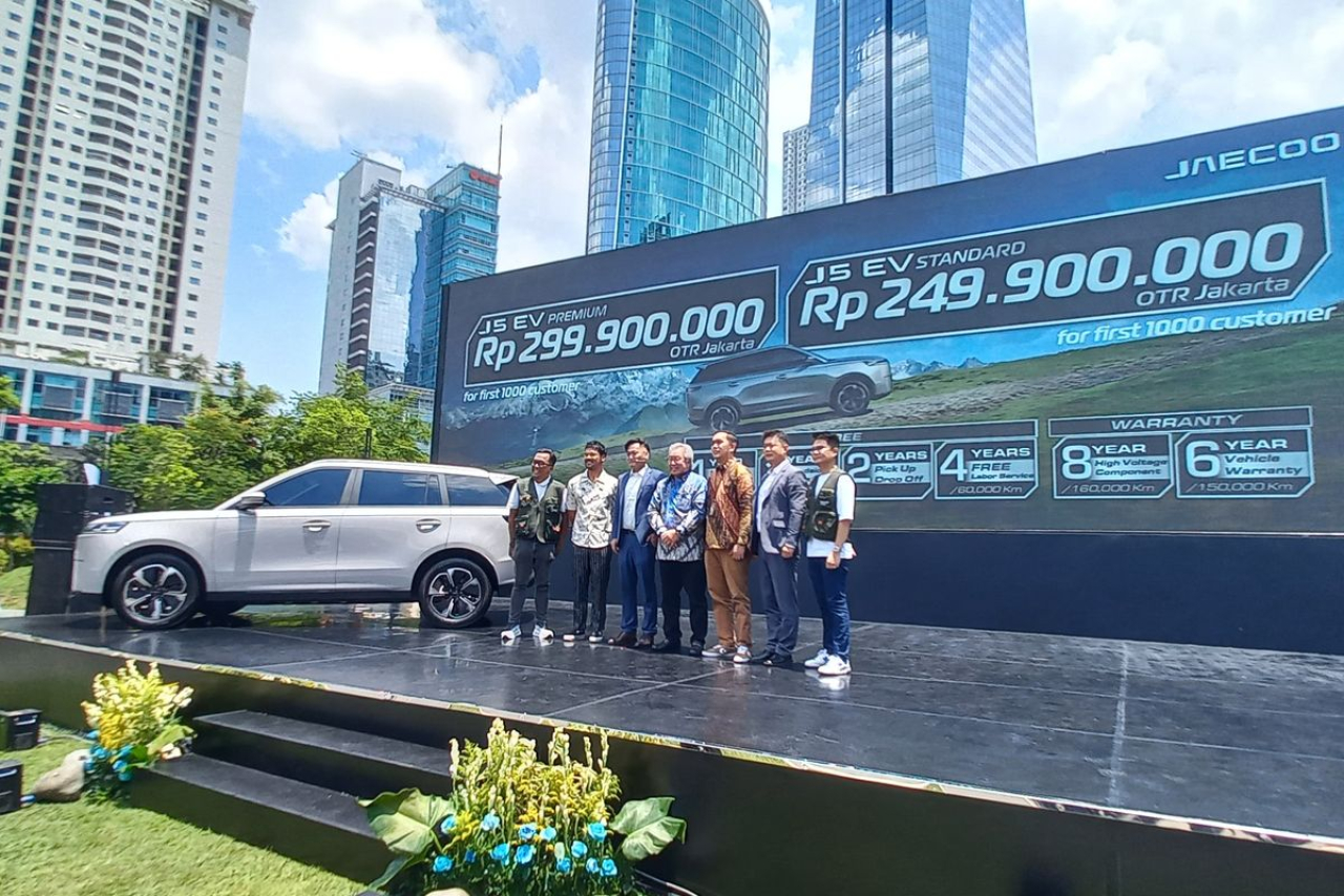 Harga yang ditawarkan Jaecoo J5 EV Untuk 1.000 pembeli pertama, varian Standard dibanderol Rp 249,9 juta (OTR Jakarta), sementara varian Premium dijual Rp 299,9 juta Foto:Kompas.com