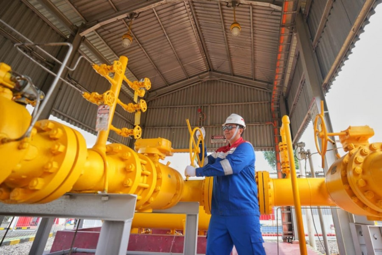 Melalui fasilitas ini, gas bumi yang diterima juga disesuaikan tekanannya agar sesuai dengan kebutuhan pelanggan akhir.