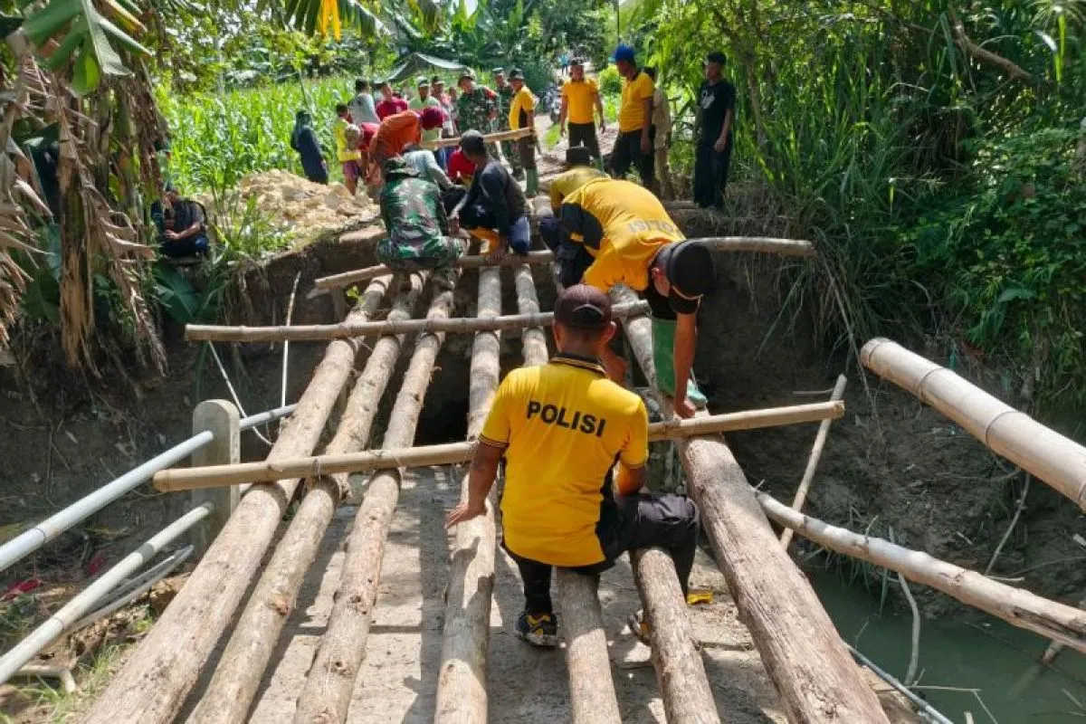 Pemkab Lamongan Bangun Jembatan Sementara Buka Akses ke Bojonegoro