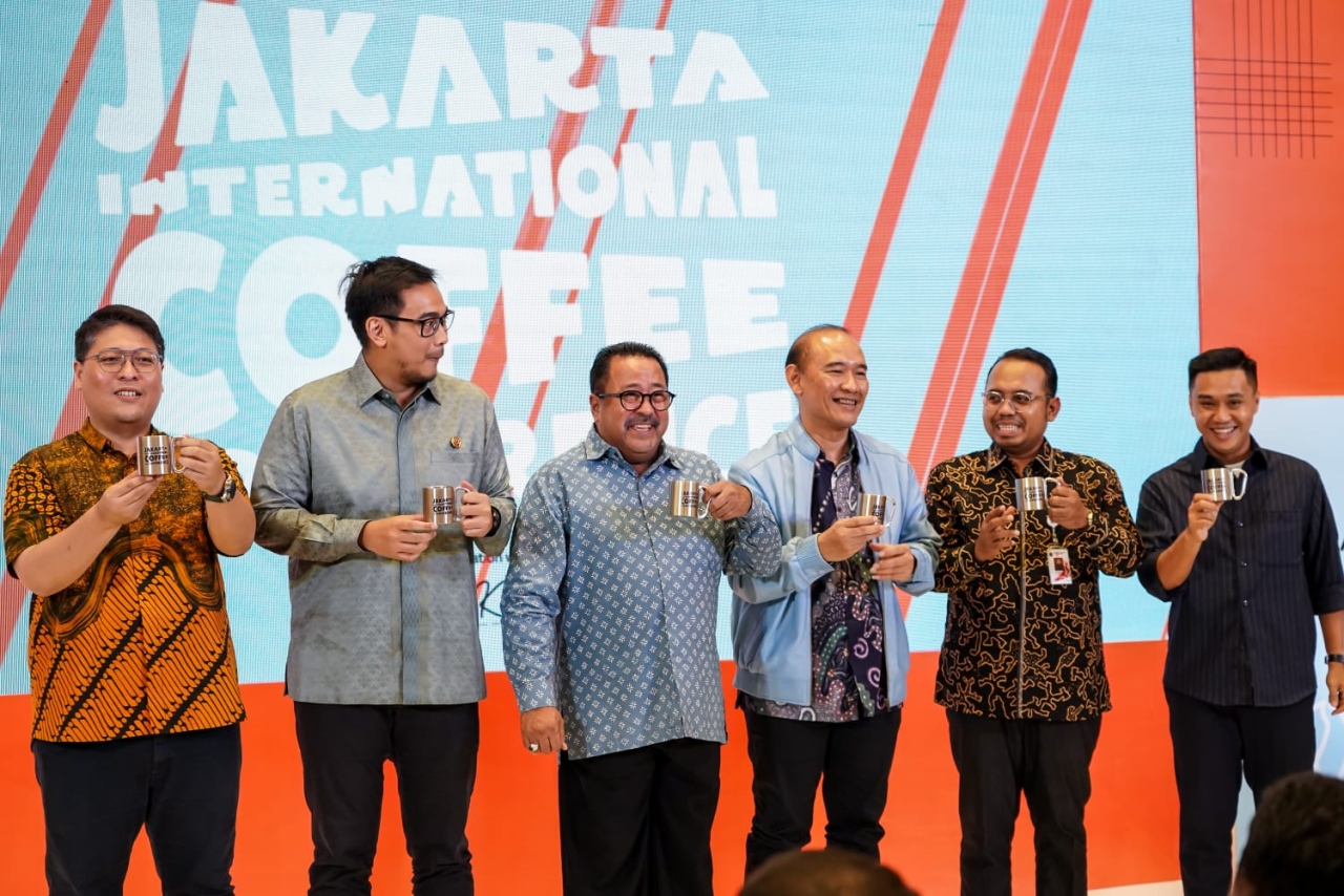Ketua Komite Penyelenggara Jakarta International Coffee Conference 2025 Rizqi Alkautsar bersama Wagub DKI Rano Karno dalam acara pembukaan Jakarta International Coffee Conference di Jakarta