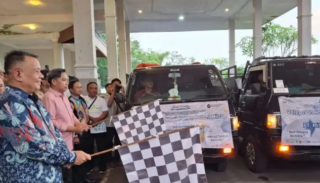 Wakil Menteri Usaha Mikro, Kecil, dan Menengah (UMKM) Helvi Yuni Moraza saat melaunchingprogram Kemudahan Usaha Mikro untuk Bermitra (Kumitra) di Jember