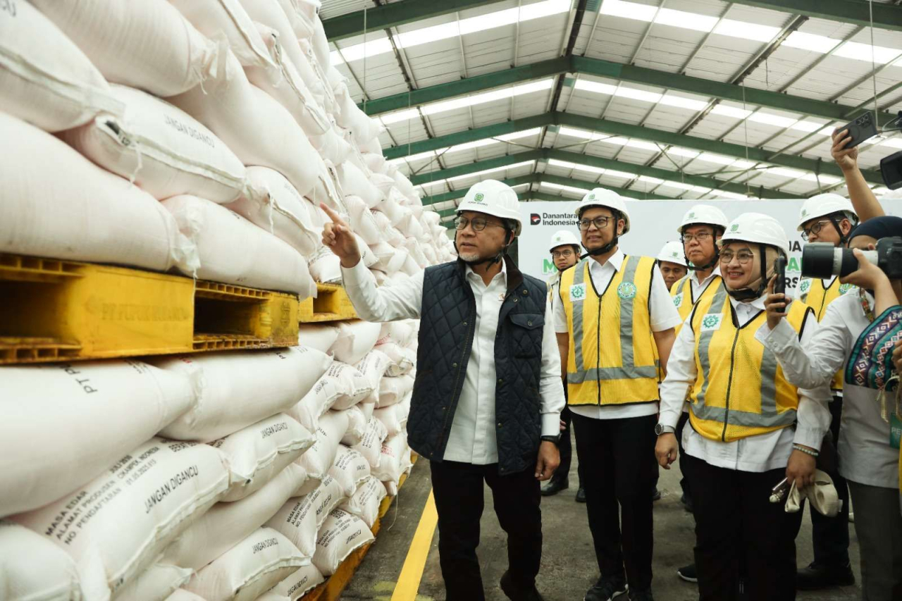 Menteri Koordinator Bidang Pangan Zulkifli Hasan dalam kunjungan ke Pabrik Pupuk Kujang Cikampek