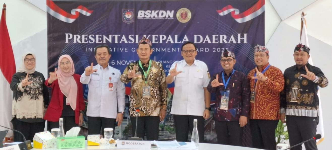 Bupati Lamongan Yuhronur Efendi (kalung hijau) usai presentasi inovasi IGA