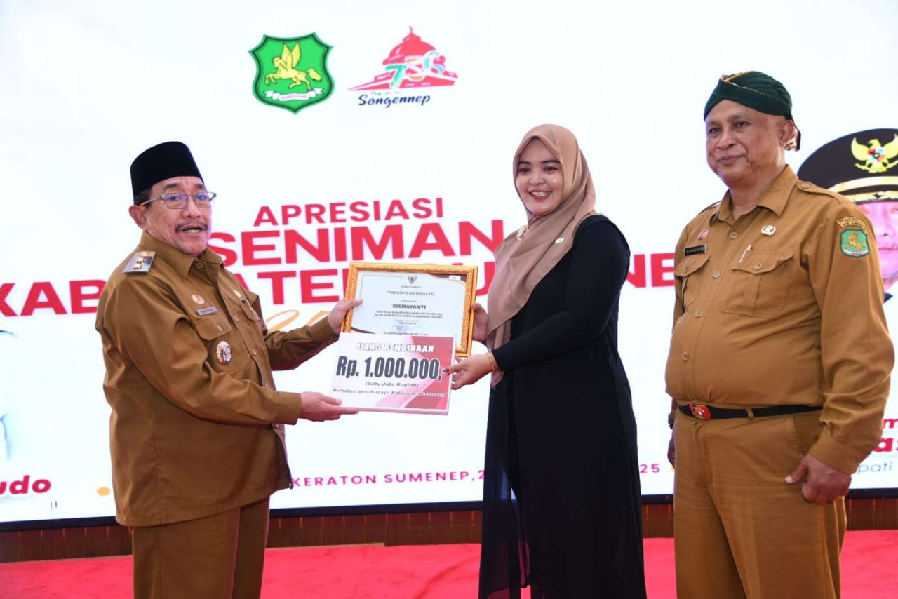Acara penyerahan penghargaan digelar pada Apresiasi Seniman 2025 di Pendopo Agung Keraton Sumenep