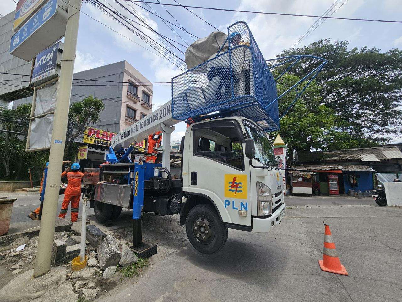 Tim Pekerjaan Dalam Keadaan Bertegangan (PDKB) PLN UP3 Cengkareng berhasil menyelamatkan satu juta kWh energi listrik