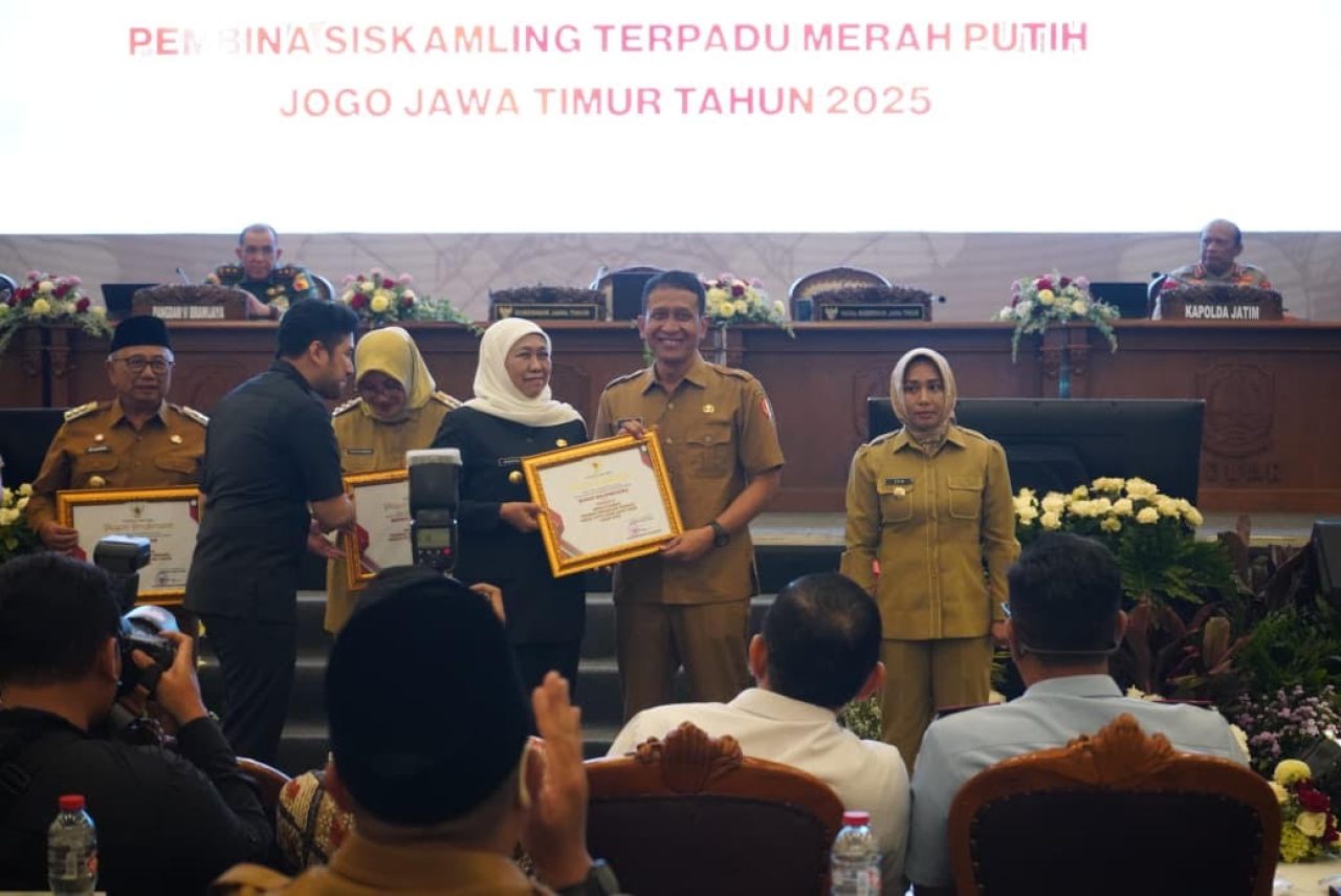 Penghargaan diberikan oleh Gubernur Jawa Timur Khofifah Indar Parawansa kepada Bupati Bojonegoro Setyo Wahono di Surabaya