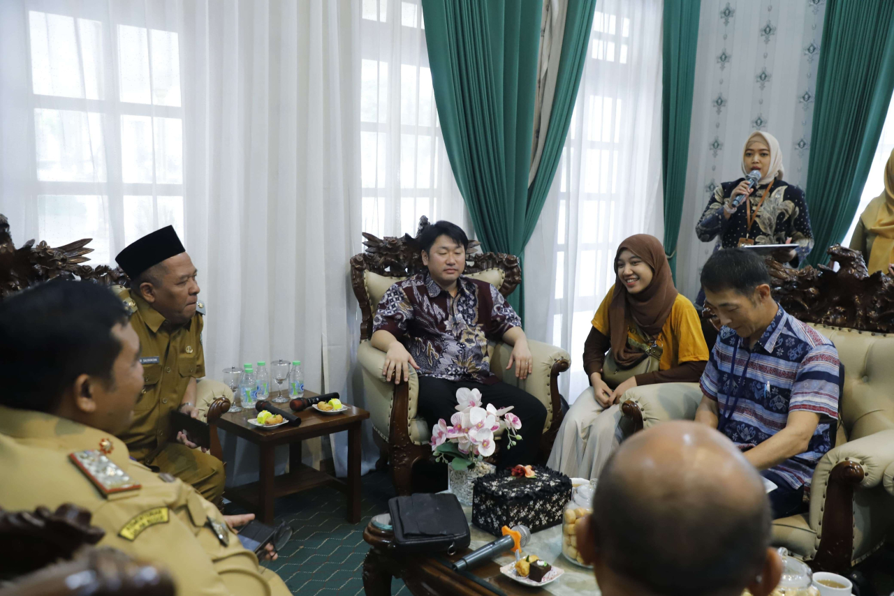 Wakil Bupati Jombang, Salmanudin, didampingi Asisten Administrasi Umum Syaiful Anwar dan Kepala Dinas Lingkungan Hidup Jombang, Miftahul Ulum dengan Delegasi Jepang yang hadir melalui perwakilan Kitak