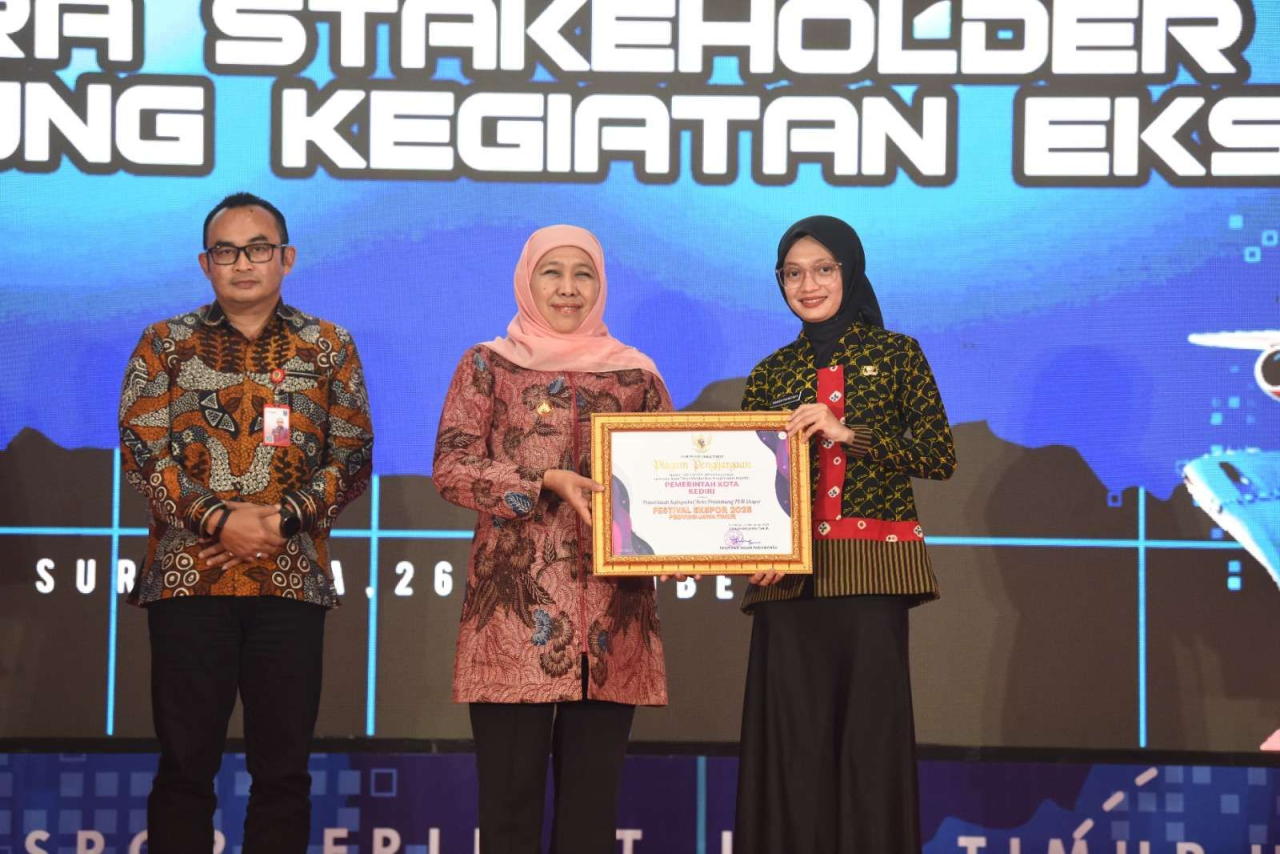 Wali Kota Kediri Vinanda Prameswati menerima penghargaan dari Gubernur Jawa Timur Khofifah Indar Parawansameraih