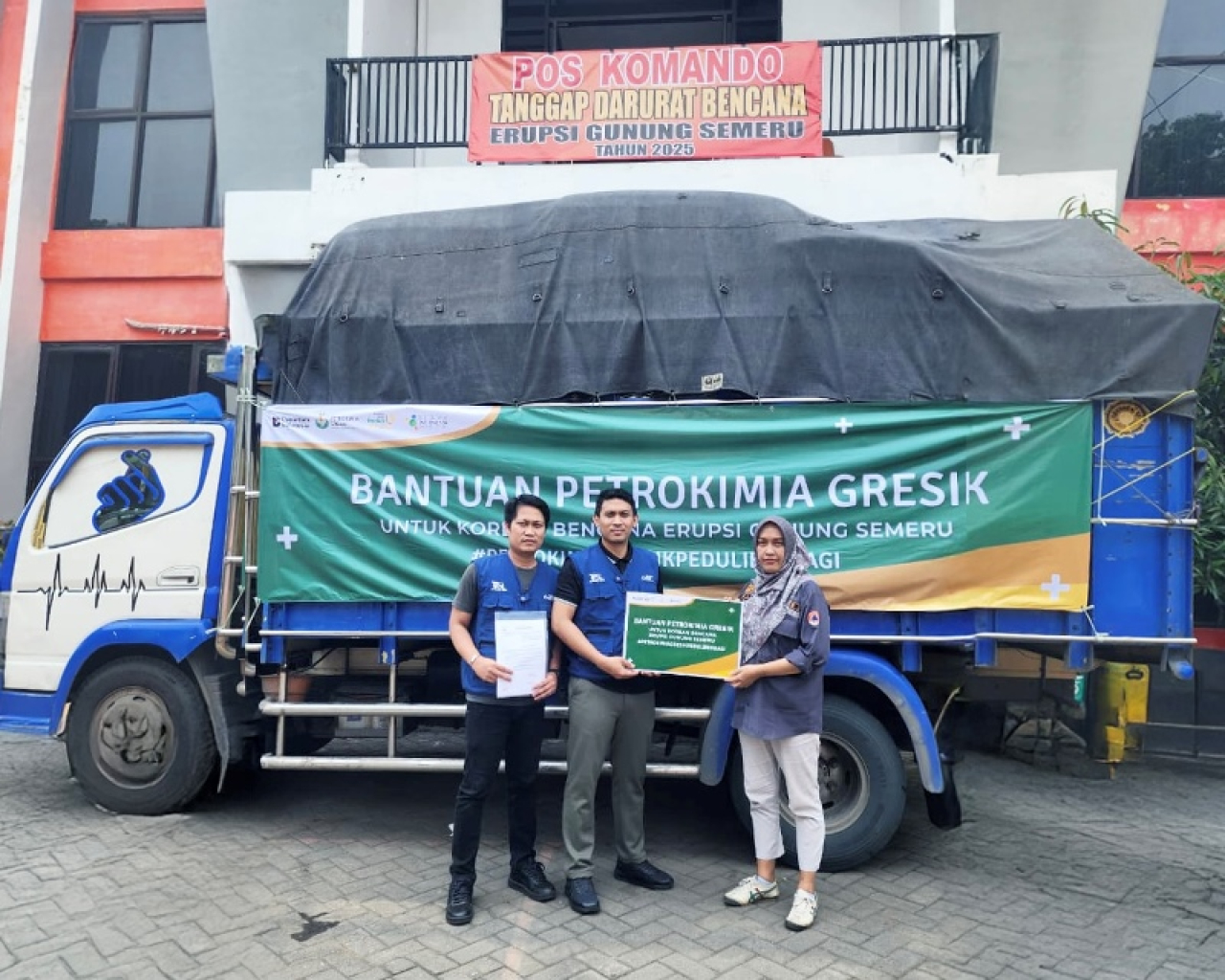 Insan Petrokimia Gresik menyerahkan bantuan kebutuhan sehari-hari untuk masyarakat terdampak erupsi Gunung Semeru kepada BPBD Lumajang.jpg